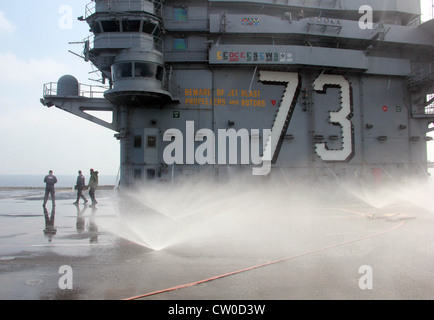 Les membres du Conseil d'inspection et d'inspection (INSURV) inspectent le système de lavage de contre-mesures sur le plateau de vol du porte-avions USS George Washington (CVN 73). INSURV inspecte les navires de la Marine américaine tous les cinq ans de la vie d'un navire pour s'assurer que la préparation de la mission et les conditions matérielles sont conformes aux normes. George Washington a récemment terminé la première moitié de sa patrouille de 2012 et est en mer pour l'INSURV. Banque D'Images