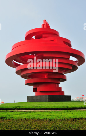 Le rouge peut 4e Monument, dans le carré 4 mai, Qingdao, Chine Banque D'Images