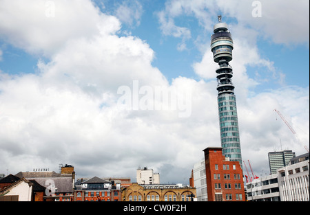 La BT Tower est connu auparavant sous le nom de la tour de bureaux de poste, la British Telecom Tower. Banque D'Images