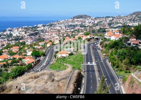 Portugal - Madère - Vue sur la mer à Funchal - comprend la route express récemment construit - Vu du téléphérique de Monte Banque D'Images