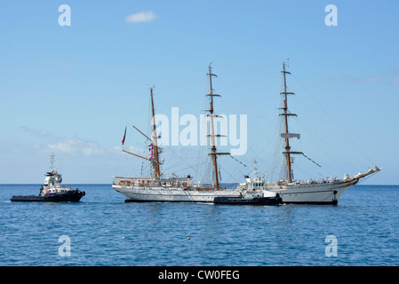 Portugal - Madère - arrêt port de Funchal - trois mâts de navire à voiles - escorté par les remorqueurs Banque D'Images