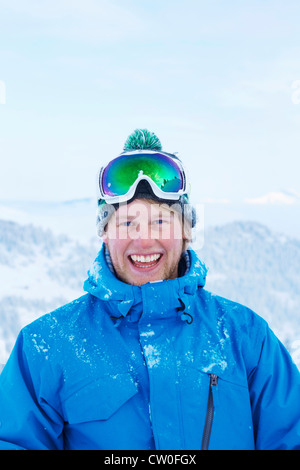 Man smiling in snow Banque D'Images