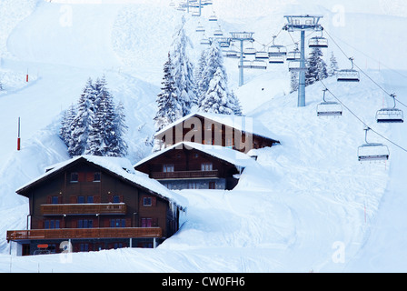 Remontées mécaniques de plus de relais à la neige Banque D'Images