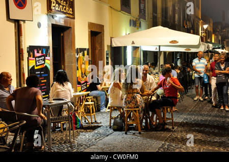 Portugal - Madère - Funchal Zona Velha - vibrant café  + restaurant - la vie en vertu de l'éclairage de rue Banque D'Images