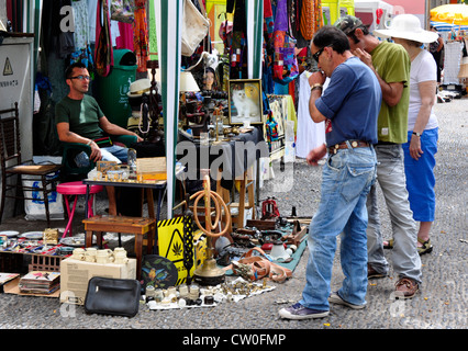 Portugal - Madère - Funchal zona velha - Décrochage dans la rue du marché - les acheteurs qui envisagent un achat éventuel Banque D'Images