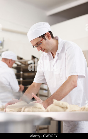 Chef baking in kitchen Banque D'Images
