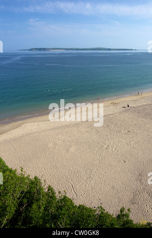 Plage du Sud à la recherche de l'île de Caldy au soleil d'été, Tenby, Pembrokeshire National Park, West Wales, UK Cymru, Royaume-Uni Banque D'Images