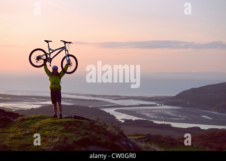 Man holding location sur colline Banque D'Images