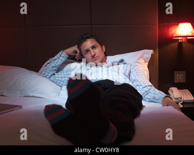 Businessman relaxing in hotel room Banque D'Images