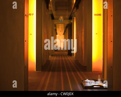 Couloir avec service de chambre à l'hotel du bac Banque D'Images