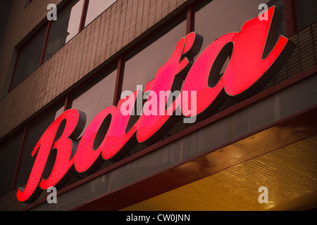 Logo sur Bata shop face à Brno, République tchèque. Banque D'Images