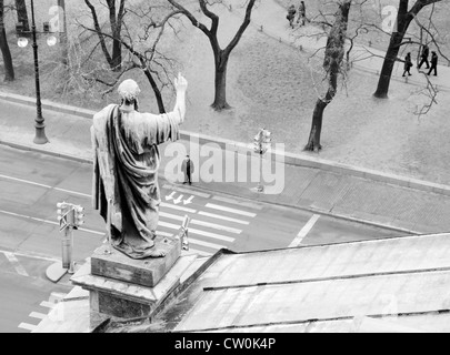 Un homme à la recherche jusqu'à la statue sur le toit de la la Cathédrale Saint Isaac, Saint Petersburg, Russie Banque D'Images