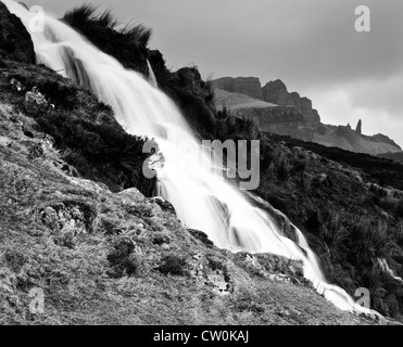 Cascade avec le vieil homme de Storr en arrière-plan, l'île de Skye, Écosse, Royaume-Uni Banque D'Images