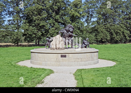 Sculpture montrant l'attaque contre le Dr Livingstone par un lion à la David Livingstone Centre Blantyre Ecosse Banque D'Images