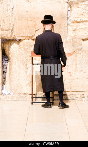 Les Juifs hassidique hassidisme portant des vêtements traditionnels priant au Mur des lamentations Jérusalem Israël Palestine Banque D'Images