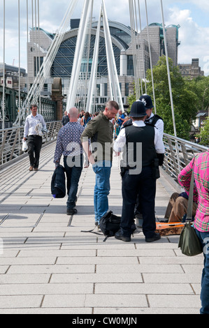 Des fonctionnaires de police à Hungerford, Golden Jubilee Bridge à Londres Banque D'Images