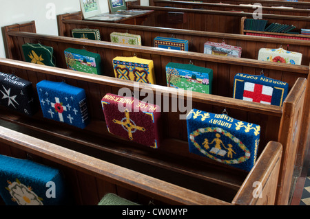 Poufs et bancs, Eglise St Peter, Greatworth, Northamptonshire, Angleterre Banque D'Images