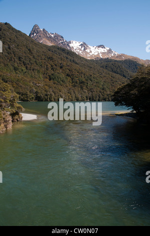 Dans l'isolement le miroir des lacs Mavora Alpes du Sud en Nouvelle-Zélande. Parties de "Seigneur des Anneaux" sont ici. Banque D'Images