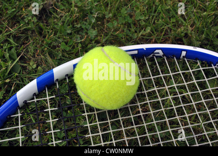 Balle de tennis raquette de tennis sur un court de tennis