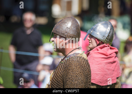 L'homme en costume médiéval de réplique pendant anglo-saxon. Reconstitution Viking / St Albans, Royaume-Uni. Mai 2012 Banque D'Images