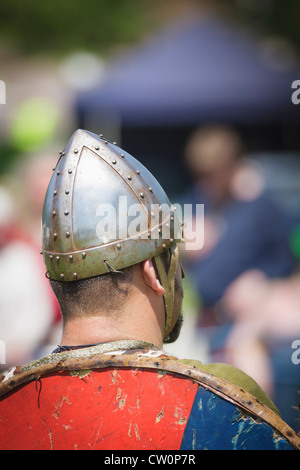 L'homme en costume médiéval de réplique pendant anglo-saxon. Reconstitution Viking / St Albans, Royaume-Uni. Mai 2012 Banque D'Images