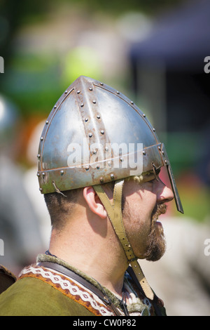 L'homme en costume médiéval de réplique pendant anglo-saxon. Reconstitution Viking / St Albans, Royaume-Uni. Mai 2012 Banque D'Images