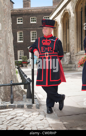 ' Beefeater ' Yeoman Warder garde se reposant en service dans le domaine de la Tour de Londres. Ville de Londres Angleterre Royaume-Uni Banque D'Images