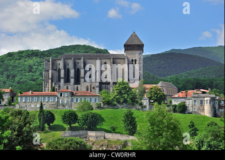 Vue sur le village et la cathédrale de Bagnères-de-Luchon dans la Haute-Garonne, Midi-Pyrénées, Pyrénées, France Banque D'Images