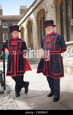 'Traditionnels' Beefeater Yeoman Warder gardiens de service dans l'enceinte de la Tour de Londres. Ville de London England UK Banque D'Images