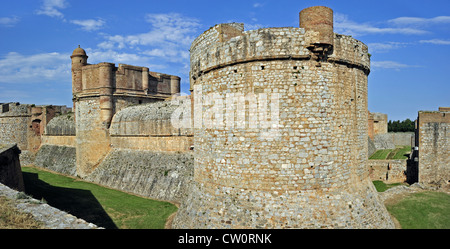 Douves et remparts de la forteresse catalane Fort de Salses à Salses-le-Château, Pyrénées, France Banque D'Images