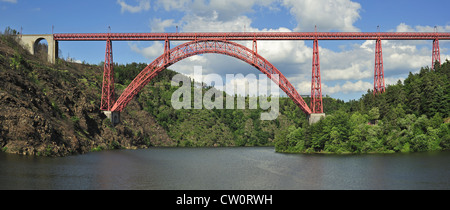 Viaduc de Garabit / Viaduc de Garabit, pont en arc de fer enjambant la rivière Truyère près de Ruynes-en-Margeride, France Banque D'Images