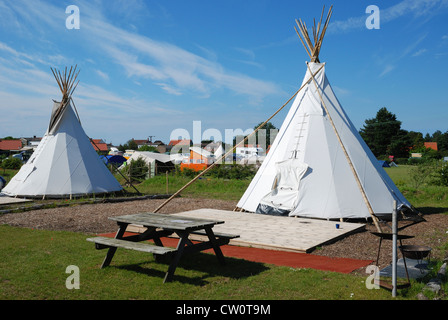 Sioux style Amérindien tipis disponibles en location à Deepdale Camping, Burnham Deepdale, Norfolk, Angleterre. Banque D'Images