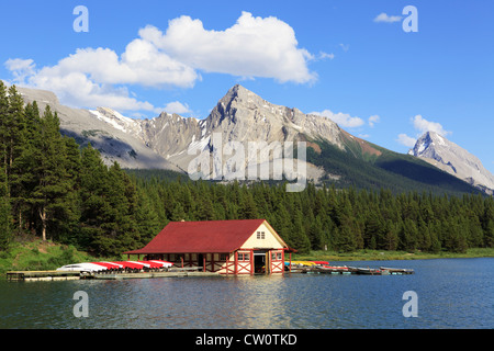 Maison Bateau sur un lac de montagne au Canada Banque D'Images