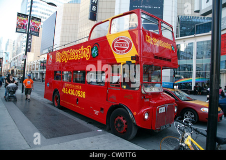 Toronto, juin 2012, le bus à impériale britannique Hop On Hop Off Arrêt en dehors de la visite guidée du Centre Eaton à Toronto Banque D'Images