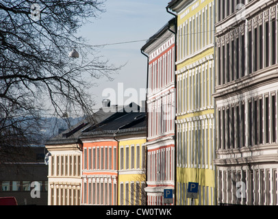 Certaines parties de l'ancien appartement de blocs dans le centre d'Oslo peint dans une manière colorée Banque D'Images