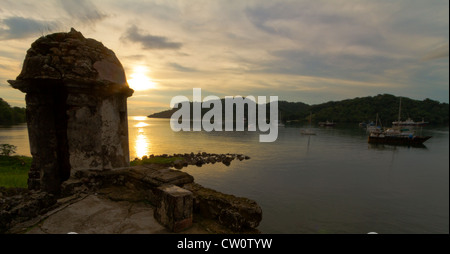 Coucher du soleil sur les fortifications dans la baie de Portobelo Banque D'Images