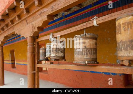 Niche en bois sculpté décoré de roues de prière à Likir monastère dans le village de Likir au Ladakh, Inde. Banque D'Images