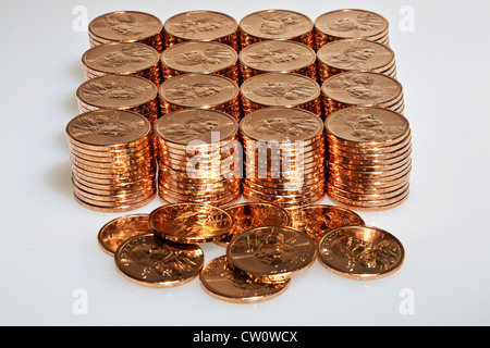 Des piles de pièces d'or en dollars avec l'image de l'amérindien sacagawea