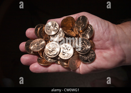 Older Man's hand holding dollar monnaie d'or de sacajawea son image. Banque D'Images