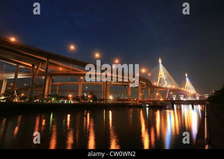 Le roi Bhumibol, périphérique routier, pont avec port de ferries et floodgate de nuit à Bangkok, Thaïlande Banque D'Images