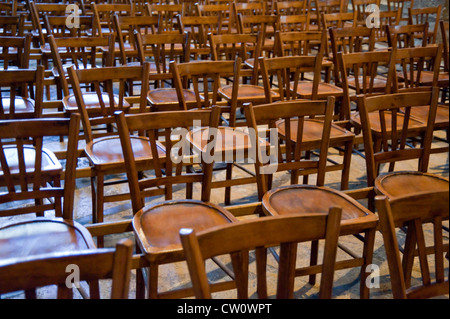 Des rangées de chaises dans la cathédrale de Chartres Banque D'Images