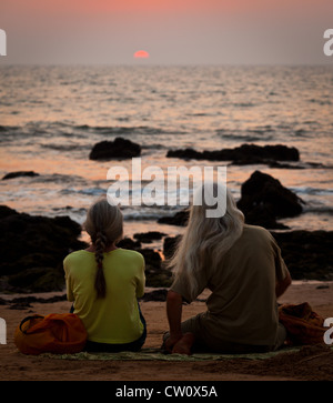 Vieux couple hippie de regarder le coucher du soleil à Anjuna près du marché Banque D'Images