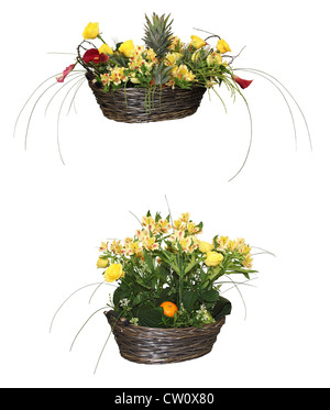 Un grand arrangement de fleurs dans un panier en osier Banque D'Images