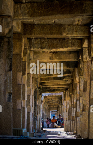 Les gens se reposant dans la cuisine menant à la Sri Krishna temple à Hampi Banque D'Images