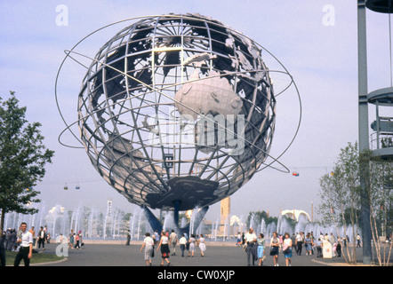 Photographie originale prise en 1964. L'Unisphere au 1964 New York World's Fair avec les piétons. SOURCE : 35MM LA TRANSPARENCE Banque D'Images