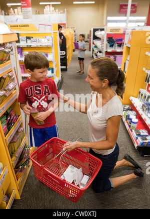 Maman hispanique prend son fils âgé de 7 ans en première année d'achat des fournitures de l'école primaire à un magasin de fourniture de bureau au Texas Banque D'Images