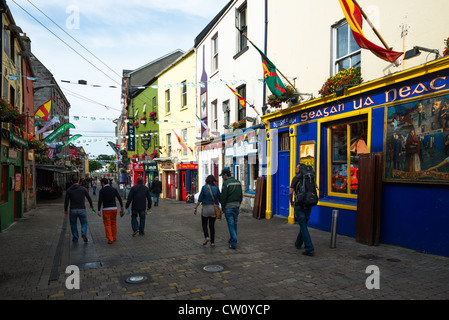 Boutiques colorées dans le quartier latin de la ville de Galway, comté de Galway, Irlande. Banque D'Images