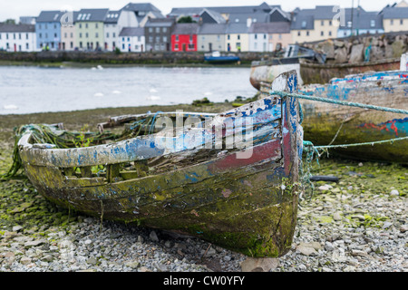 Vieux bateaux près de la Claddagh avec la Longue Marche et l'arrière d'anciens quais, Galway, Irlande. Banque D'Images