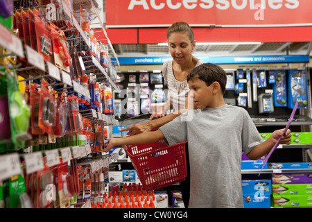 Maman prend son 7 hispanique et fils de 8 ans en première année d'achat des fournitures de l'école primaire à un magasin de fourniture de bureau dans Tex Banque D'Images