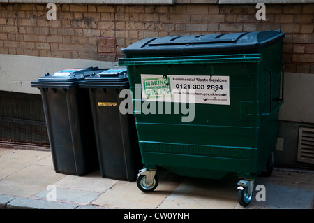 Poubelles dans le centre-ville de Birmingham Banque D'Images